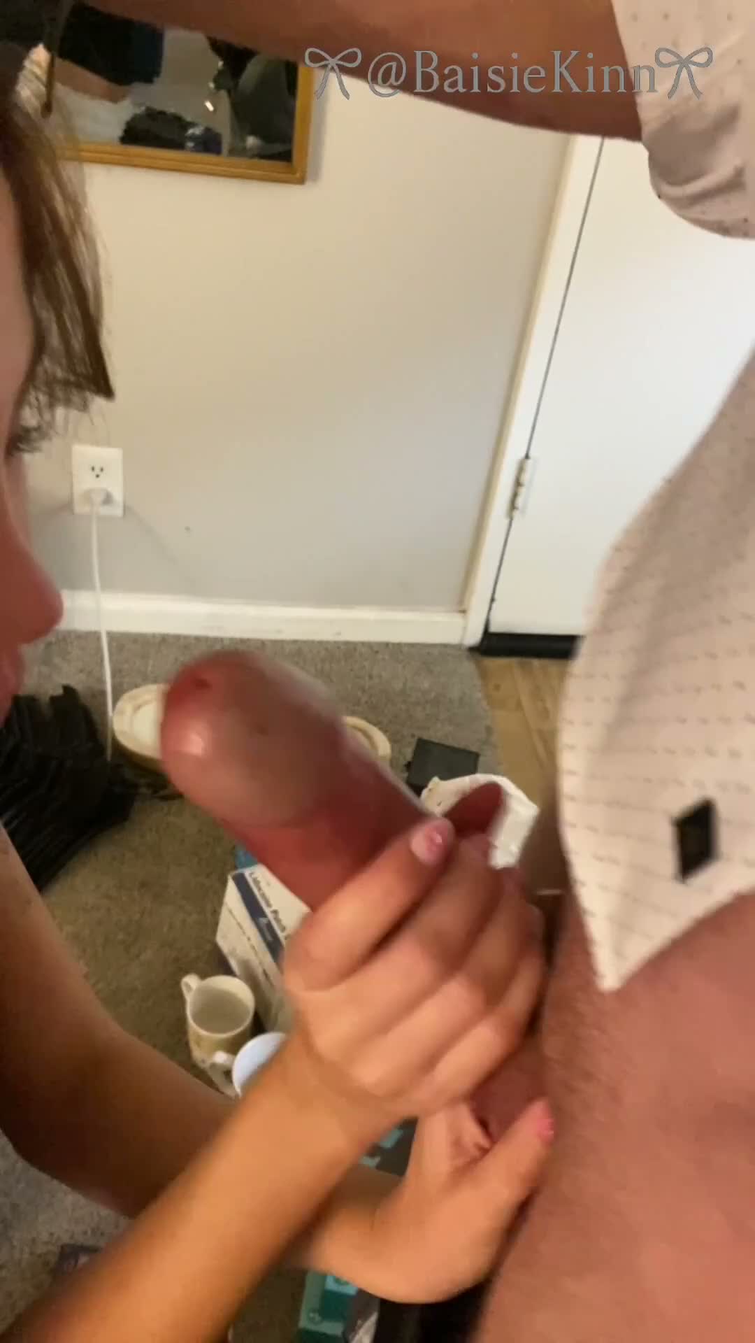 Amateur Babe Deepthroats Big Dick