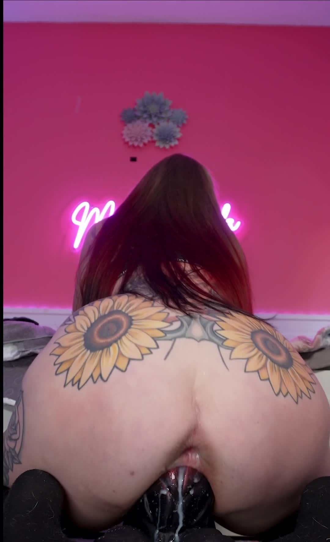 Creamy MILF DIY Gape Surprise